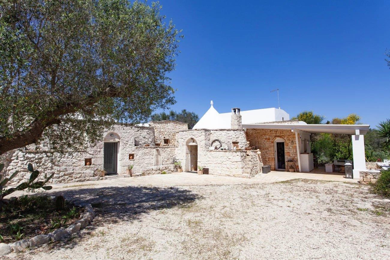 Renovated Trulli in San Michele Salentino with pool and land
