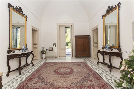Historic villa with lush garden and pool just outside Lecce