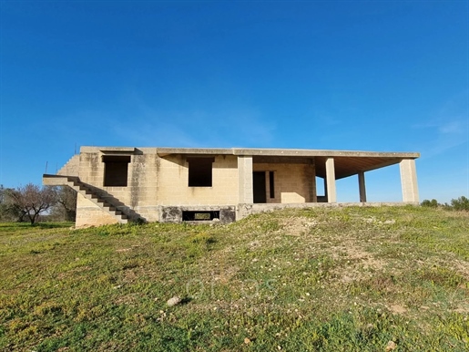 Villa en construction à Mesagne avec terrain attenant