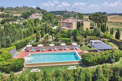 Splendida villa Casale tipico toscano ristrutturato nelle vicinanze dal golf resort Castelfalfi