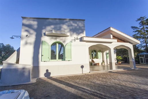 Villa in vendita con piscina, 3 camere, garage e deposito