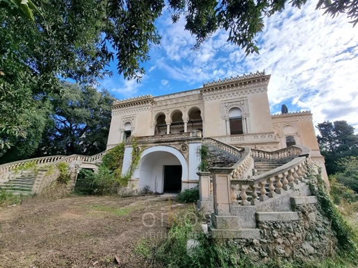 Prestigieuse villa historique à vendre à Lecce avec parc privé
