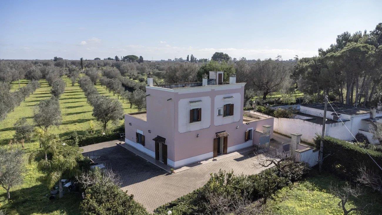 Villa with 3 independent units and land