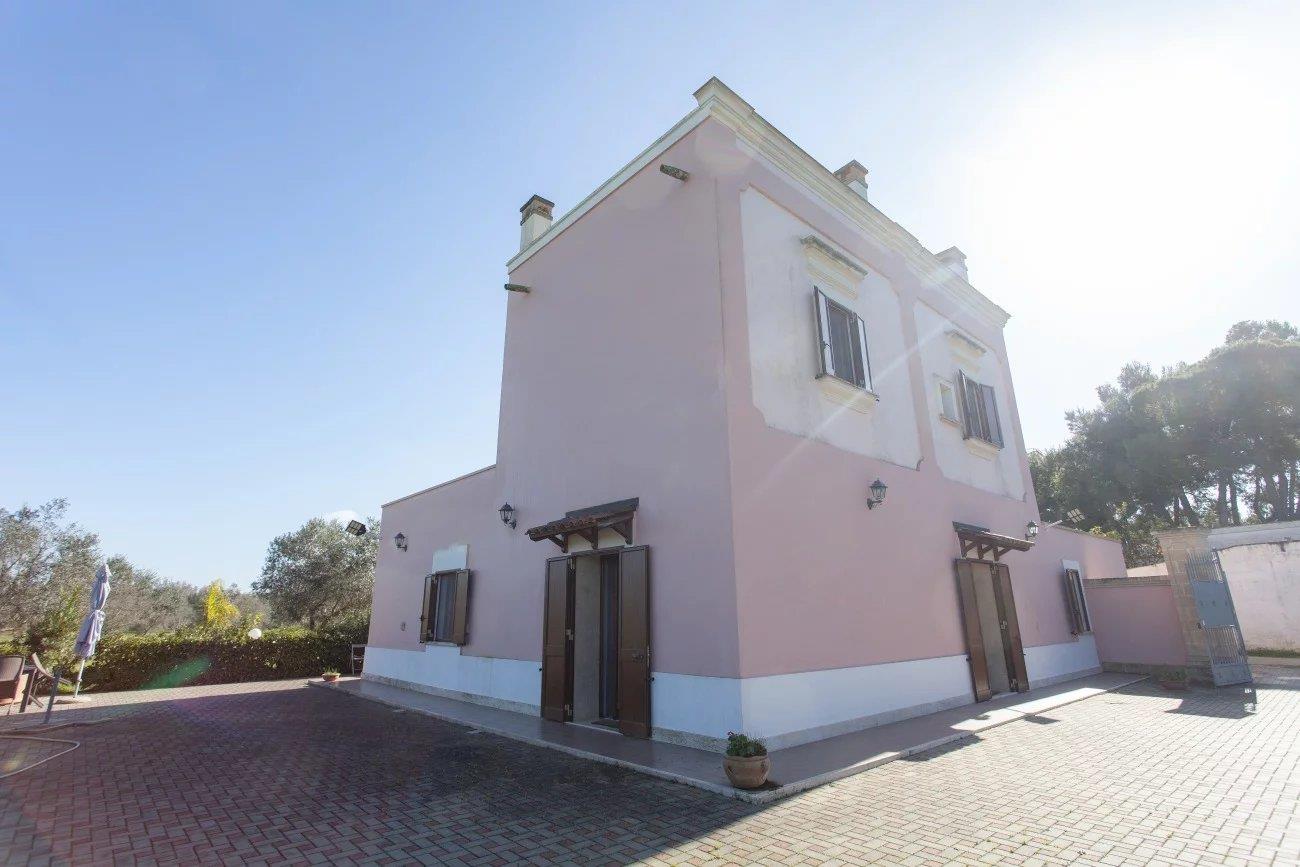 Villa with 3 independent units and land
