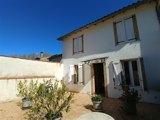 House 2 steps from shops in Caussade!