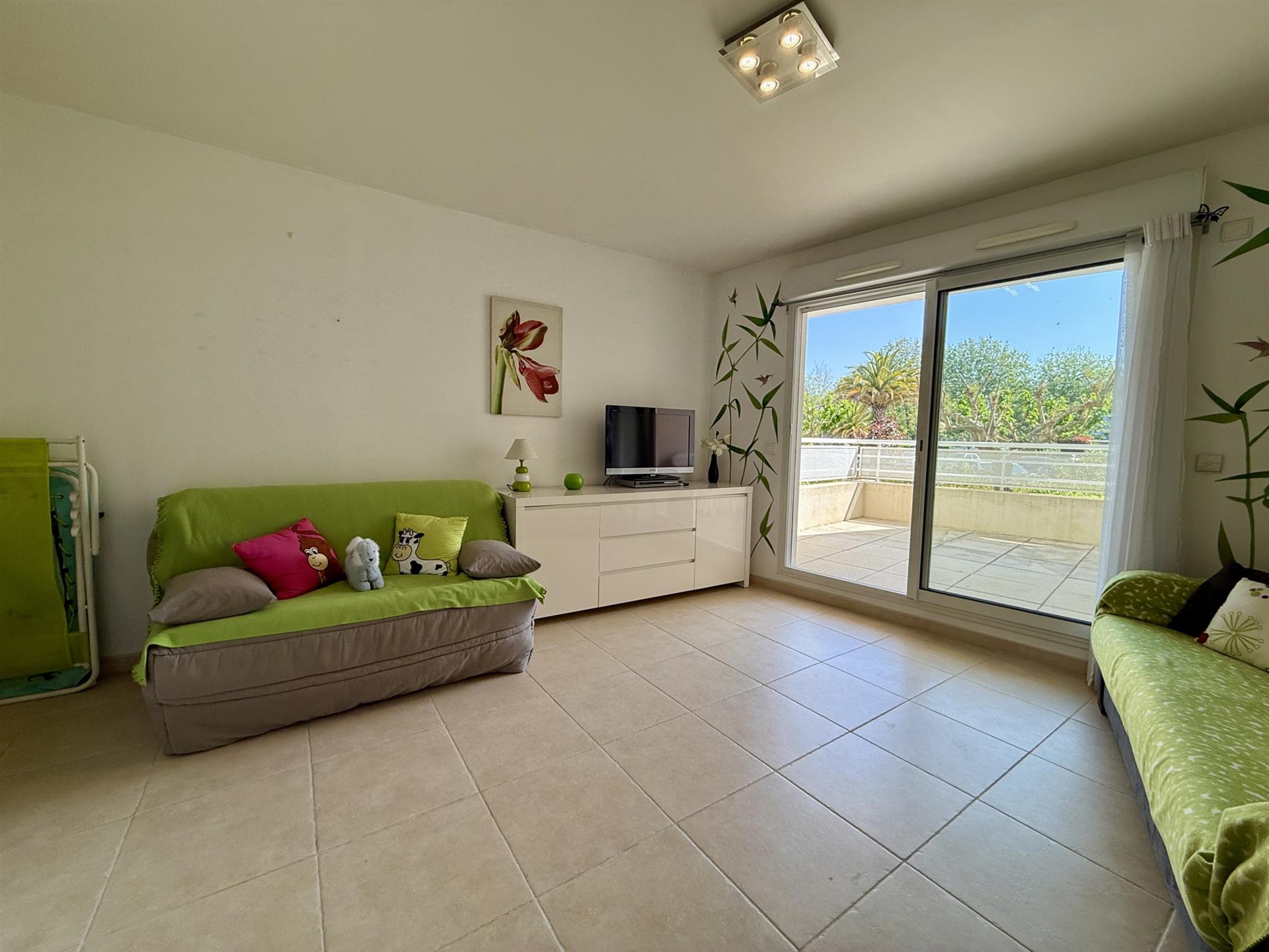 For Sale La Grande Motte: Large Studio 29 M2 With Terrace, Parking and Elevator