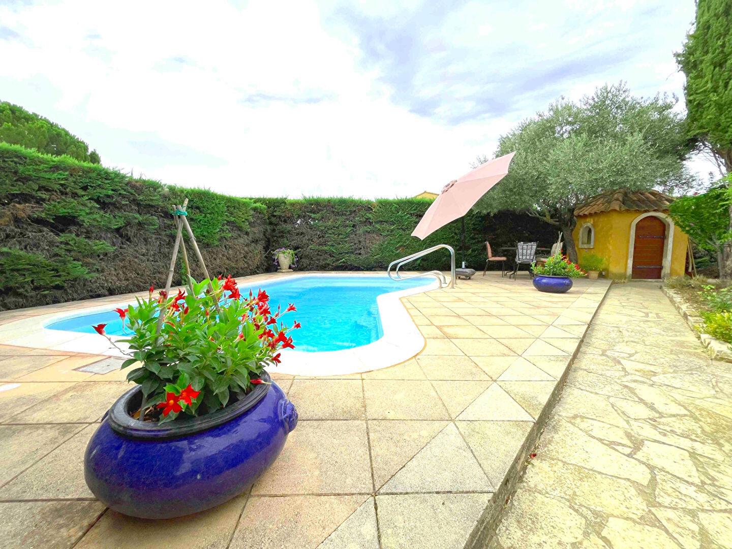 Villa of 145m2, 5 rooms with garage and swimming pool.