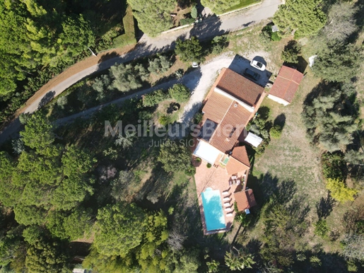 Villa 4 faces of 207m ² on 5700m ² of land