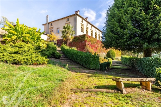 Beautiful property of 497 m² and outbuildings, in a park of 17,500 m²