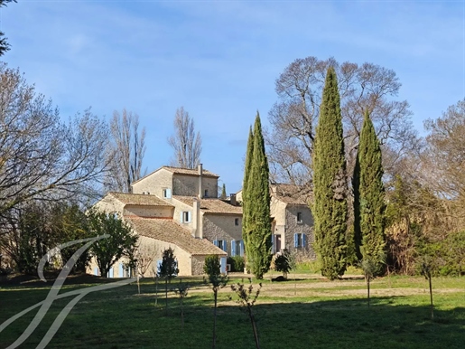 Bastide provençale de plus de 1 000 m², 23 ch dans un parc arboré de 3,7 hectares
