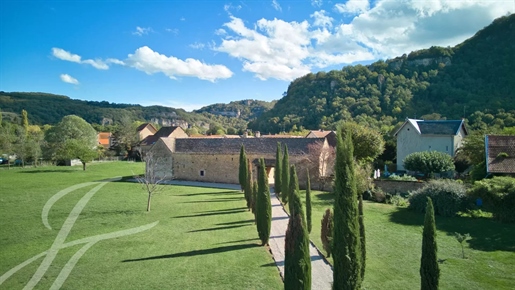 Beautiful property of 340 m² and outbuildings, on a plot of enclosed and wooded land of more than 15