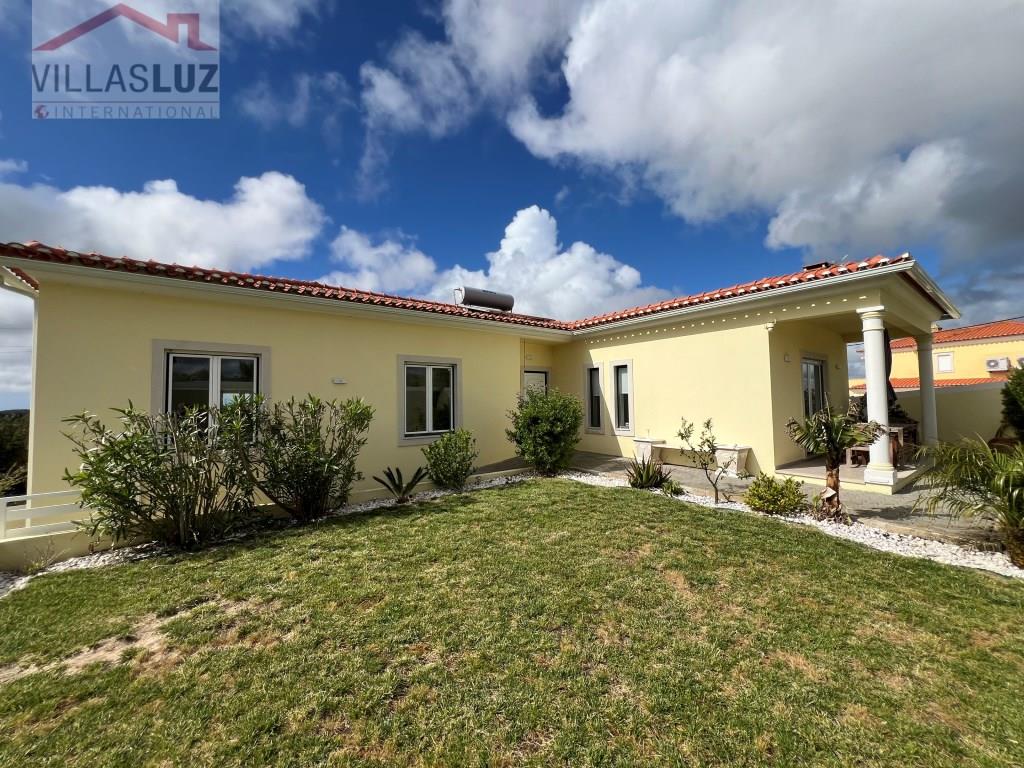 Two-Bedroom house with land near Lourinhã, Óbidos and the beaches