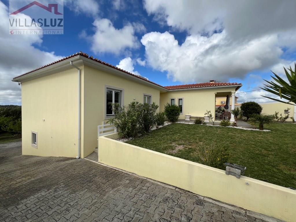 Two-Bedroom house with land near Lourinhã, Óbidos and the beaches