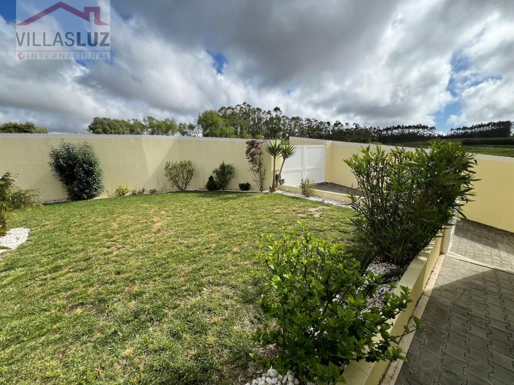 Two-Bedroom house with land near Lourinhã, Óbidos and the beaches