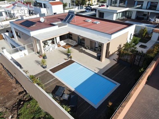 4-Bedroom Villa in Caldas da Rainha - Modern Living Embraces Tranquility