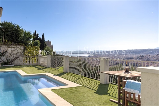 Moderne villa met zwembad en panoramisch uitzicht op zee in