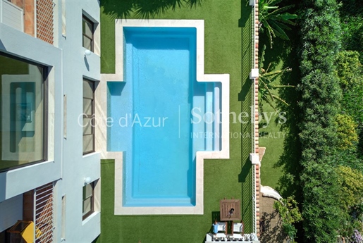 Moderne Villa mit Pool und Panoramablick auf das Meer in