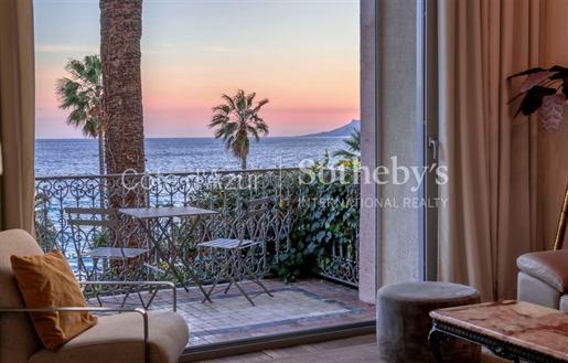 Cannes, An exceptional apartment with beautiful volumes facing the sea with panoramic sea views.