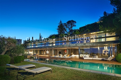 Luxury architect-designed villa for sale in Nice, top of the range amenities, sea view.