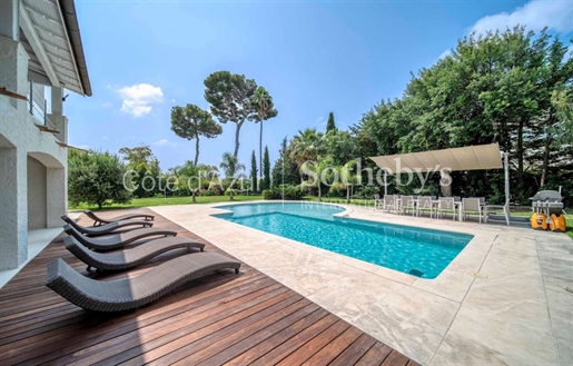Luxurious renovated villa in a quiet residential area of Antibes, glimpse of the sea.