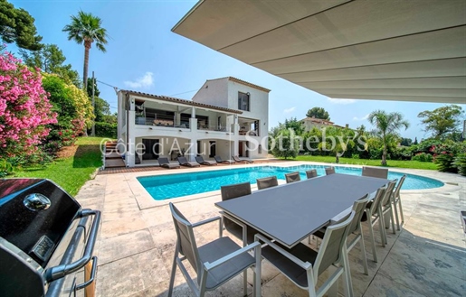 Luxurious renovated villa in a quiet residential area of Antibes, glimpse of the sea.