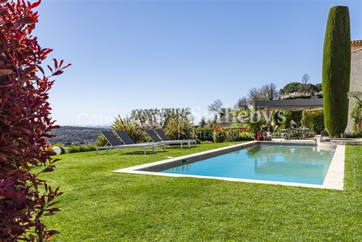 Mediterranean escape: Stunning villa in Vence with pool and sea views.