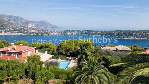 Prächtige mediterrane Villa mit Panoramablick auf das Meer.