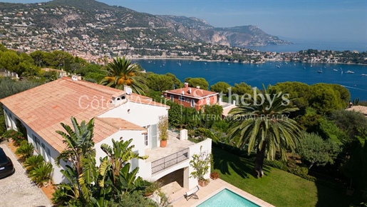Prächtige mediterrane Villa mit Panoramablick auf das Meer.