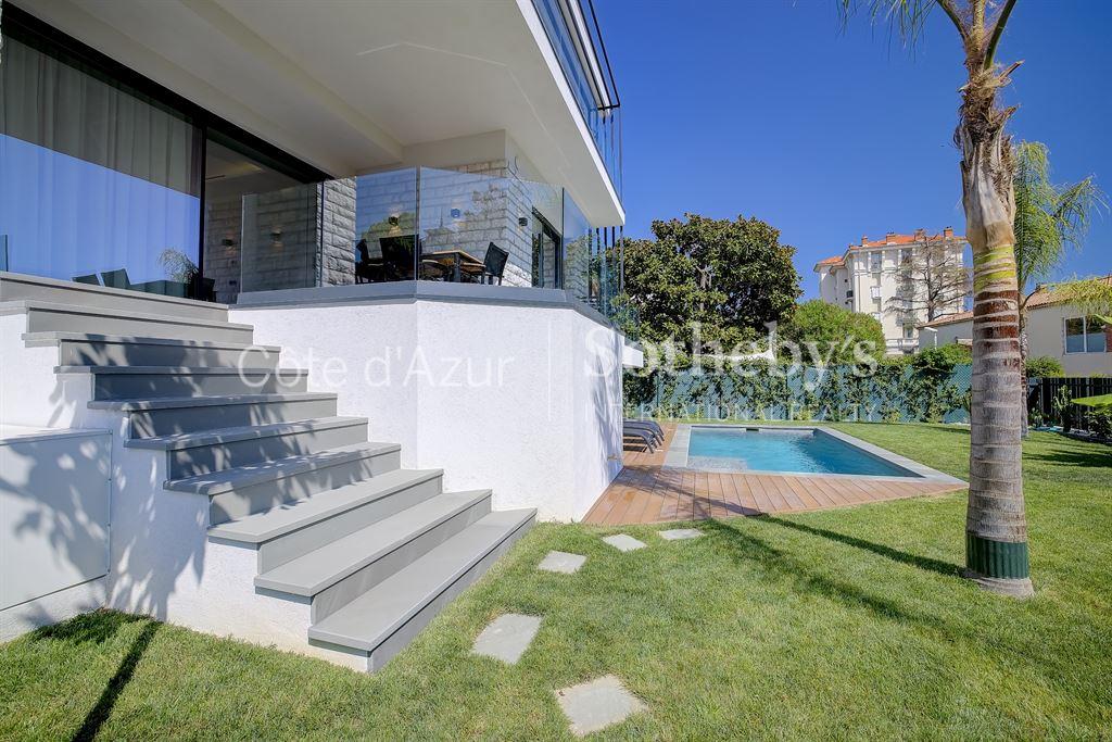 Sole agent, Nice Cimiez, 367 sq.m. Contemporary renovated villa with swimming pool