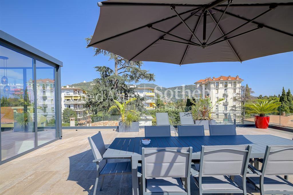 Sole agent, Nice Cimiez, 367 sq.m. Contemporary renovated villa with swimming pool
