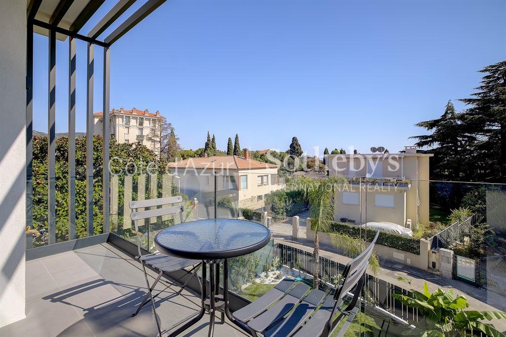 Sole agent, Nice Cimiez, 367 sq.m. Contemporary renovated villa with swimming pool