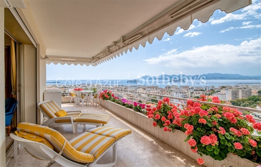 Exceptional panorama, from Cap d'Antibes to Cap de l'Esterel, in a prestigious residence
