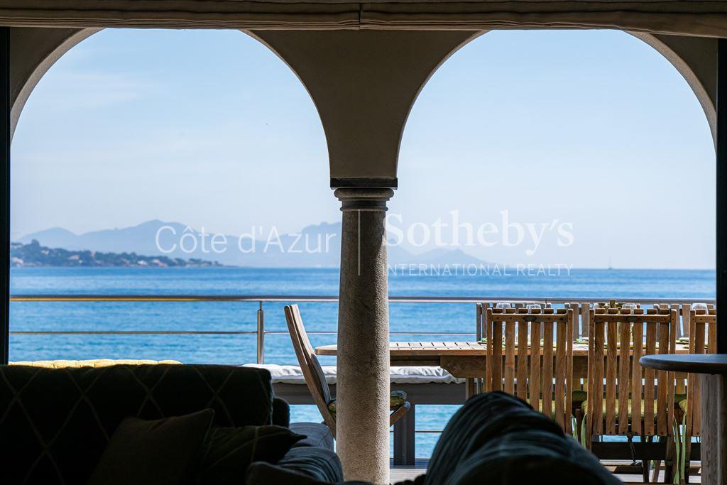 Waterfront villa for sale in Sainte-Maxime, direct sea access and panoramic view