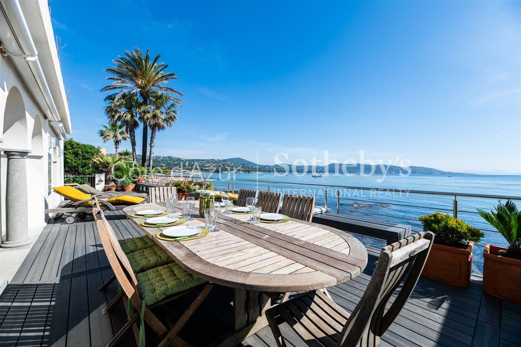Waterfront villa for sale in Sainte-Maxime, direct sea access and panoramic view