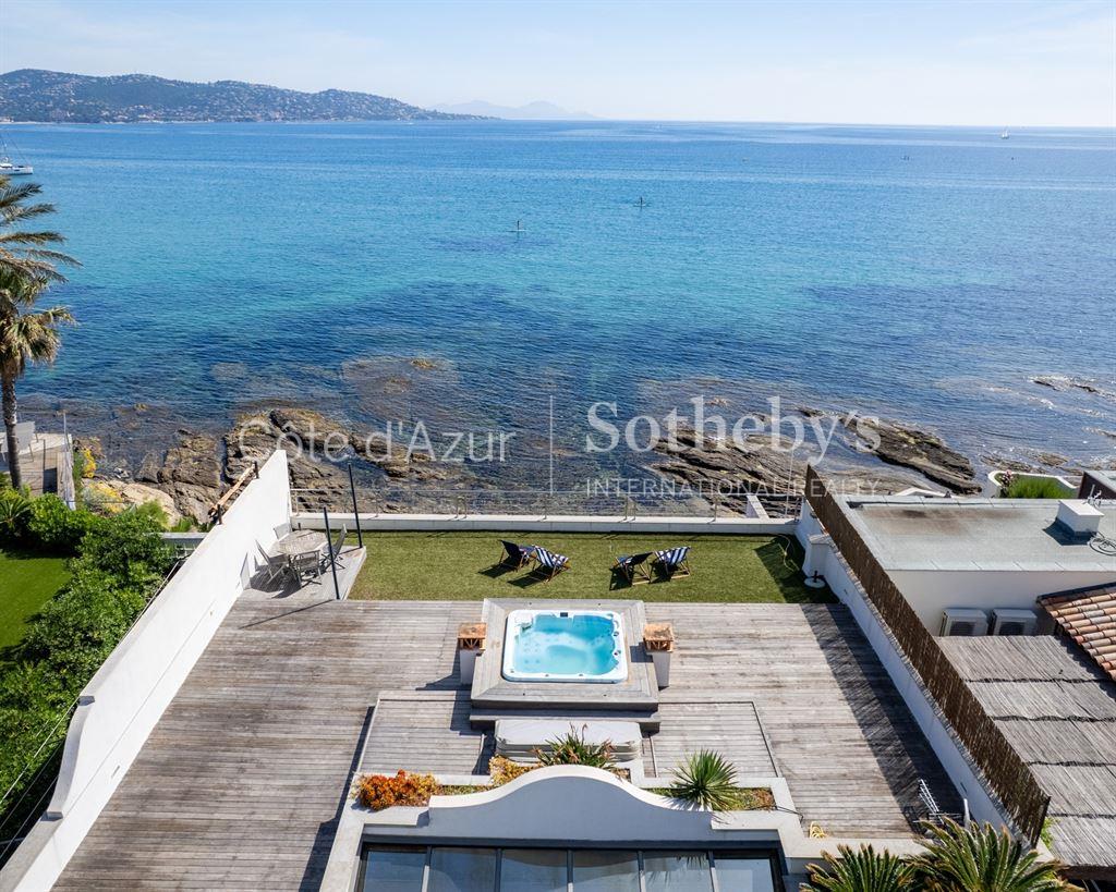 Waterfront villa for sale in Sainte-Maxime, direct sea access and panoramic view