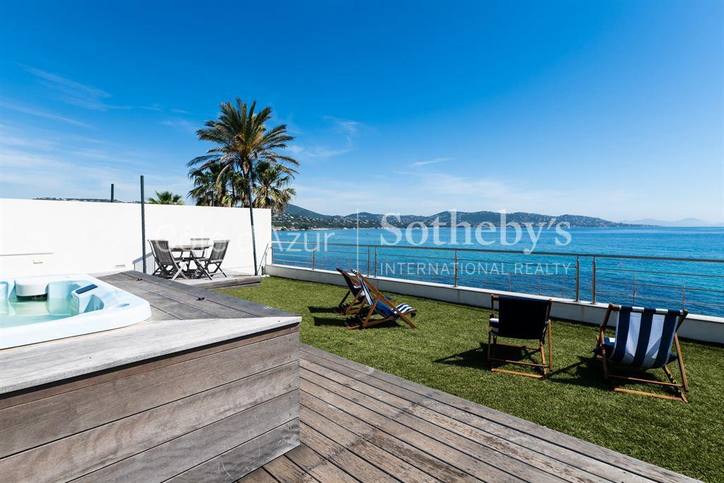 Waterfront villa for sale in Sainte-Maxime, direct sea access and panoramic view