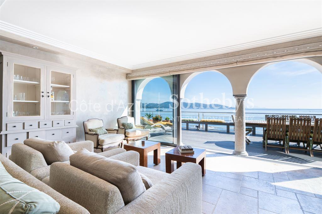 Waterfront villa for sale in Sainte-Maxime, direct sea access and panoramic view