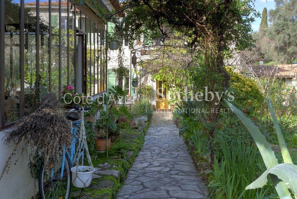 Le Cannet Mairie Charming 220 m² villa with garden and artist's workshop