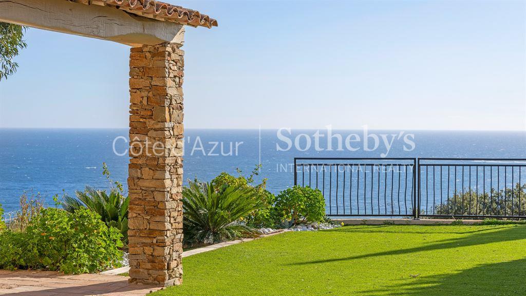Ste Maxime in a private estate, charming Provençal home with panoramic sea views