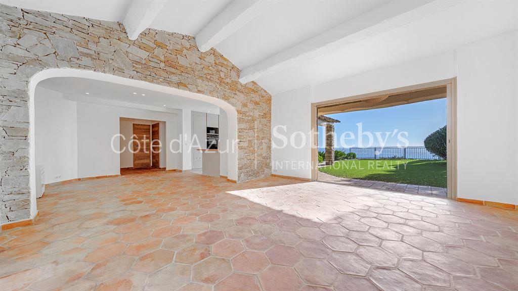 Ste Maxime in a private estate, charming Provençal home with panoramic sea views