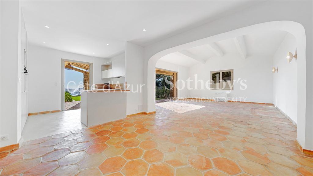 Ste Maxime in a private estate, charming Provençal home with panoramic sea views