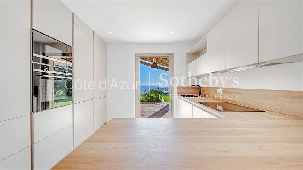 Ste Maxime in a private estate, charming Provençal home with panoramic sea views