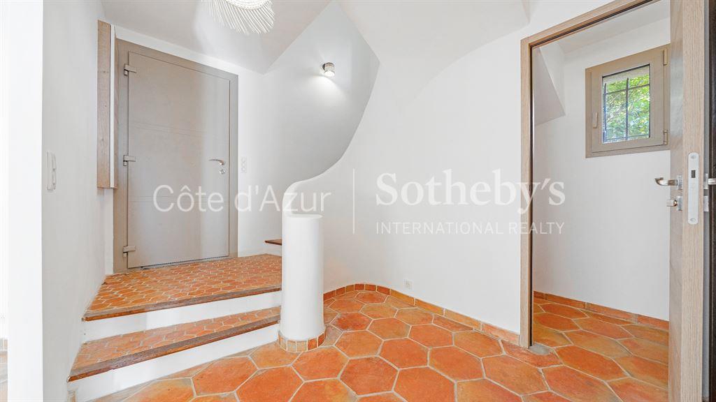 Ste Maxime in a private estate, charming Provençal home with panoramic sea views