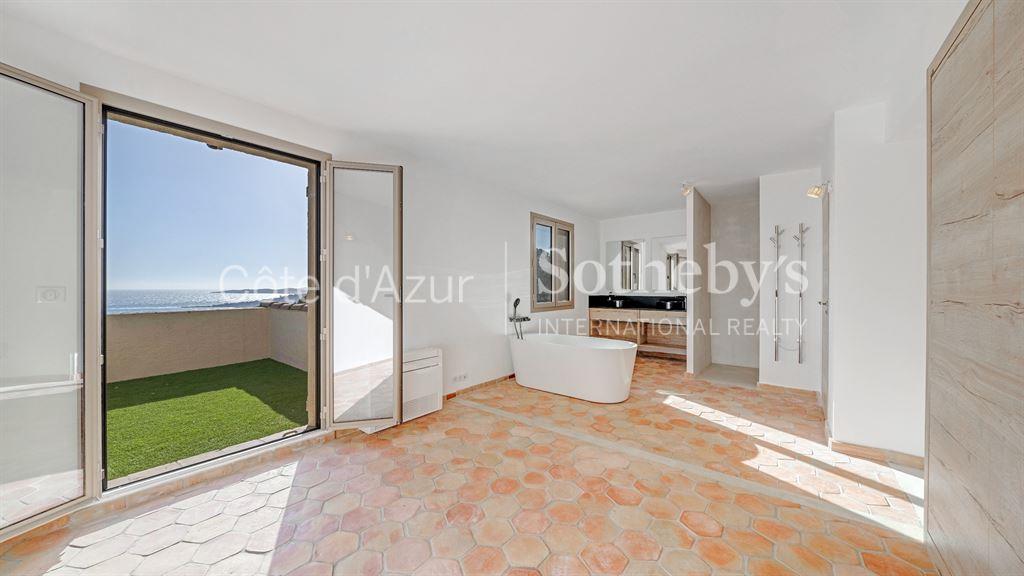 Ste Maxime in a private estate, charming Provençal home with panoramic sea views