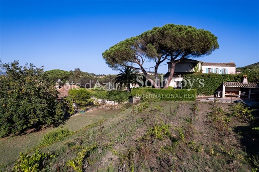 Saint-Tropez - Character property and construction of other residential homes (permit obtained).