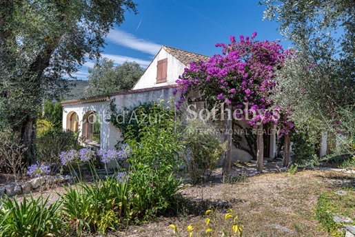 Mediterranean charm property and pool, minutes from Nice centre, to renovate.