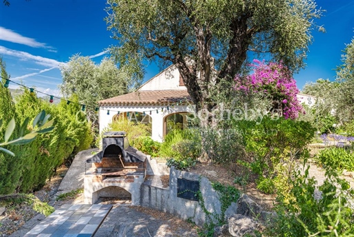 Mediterranean charm property and pool, minutes from Nice centre, to renovate.