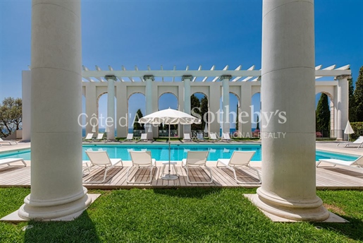 Sole agent - Luxurious 3 bedroom apartment on the top floor of Palais ...