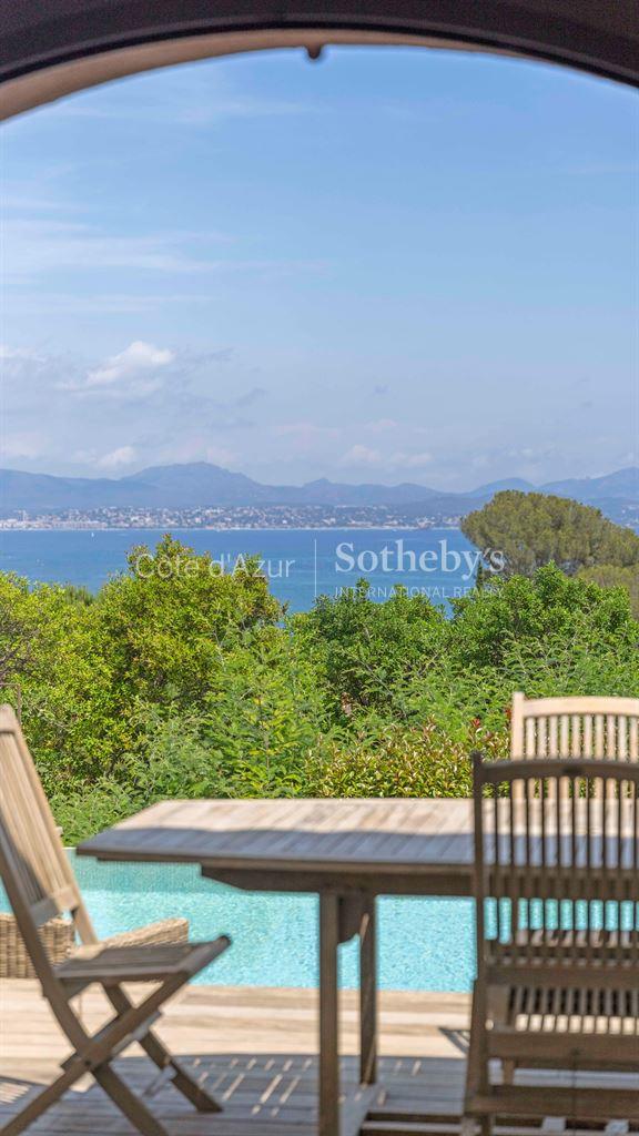 Provençal villa for sale in Les Issambres, Gulf of St Tropez, sea view and pool