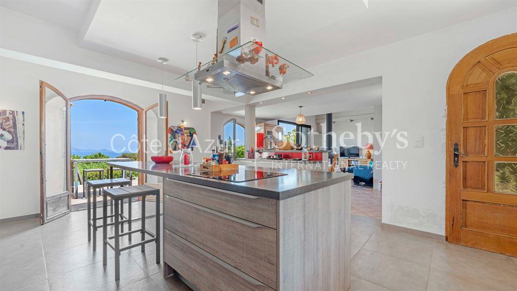 Provençal villa for sale in Les Issambres, Gulf of St Tropez, sea view and pool